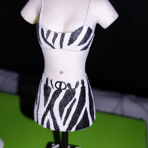 Neiman Marcus Collection of 4 dress forms 5 inches - Picture 4 of 6